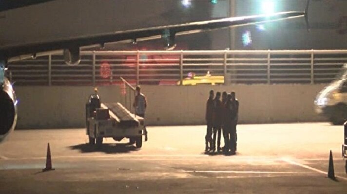 İstanbul Atatürk Havalimanı apronunda iniş yapan uçak park alanına giderken uçağın pilotu, uçakların park ettiği alanda şüpheli bir paket gördü. 
