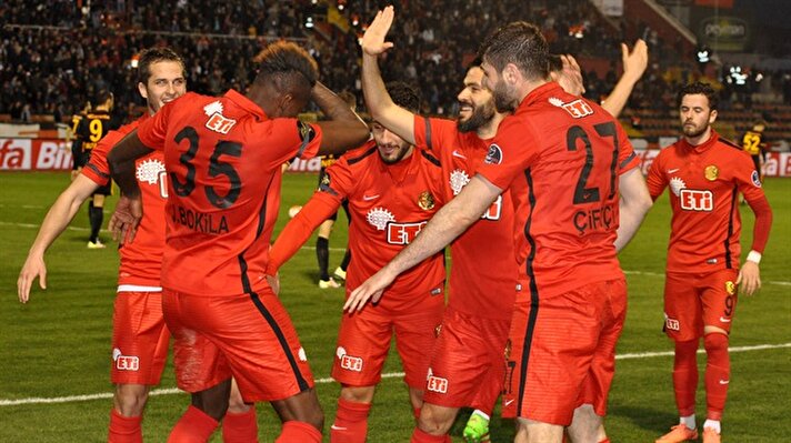 Podolski ve Yasin rakip kalede gol arıyor.