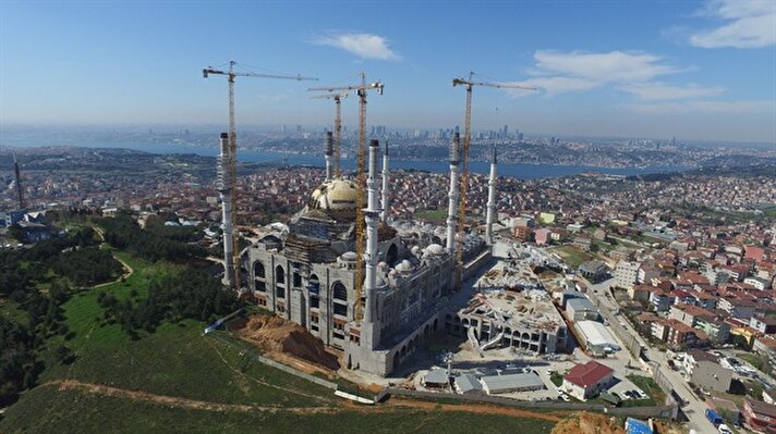 Yapımına 30 ay önce başlanan Cumhuriyet tarihinin en büyük camisi, Çamlıca Camisi inşaatında kaba inşaatın sonuna gelindi. 