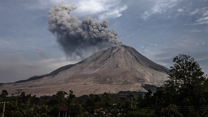 ثوران بركان جبل سينابونغ في إندونيسيا