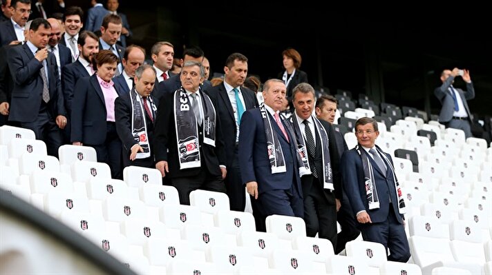 أردوغان وداود أوغلو يشيدان بعراقة نادي بشيكطاش خلال افتتاح ملعبه الجديد