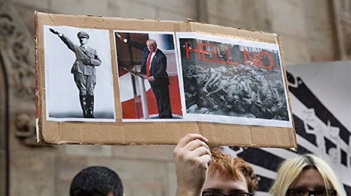 New York polisinin yoğun güvenlik önlemi aldığı Manhattan'daki Grand Hyatt Hotel'de düzenlenen Cumhuriyetçi Parti'nin yıllık gala 
yemeği sırasında, otelin karşısında bulunan Cipriani restoran önünde toplanan kalabalık bir grup, eylem yaptı.