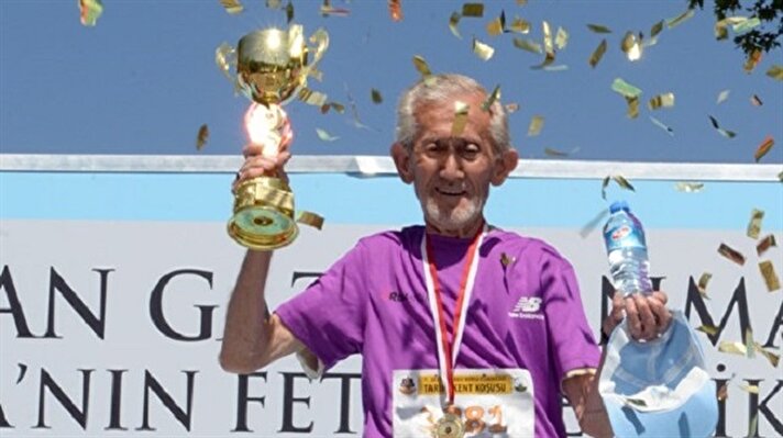 Bursa'da, merkez Osmangazi Belediyesi tarafından bu yıl 11'incisi düzenlenen Uluslararası Tarihi Kent Koşusu Yarı Maratonu ve Tarihi Kent Halk Koşusu'na binlerce kişi katıldı. Halk Koşusu'na katılarak 4 kilometrelik parkuru başarıyla tamamlayan 87 yaşındaki Kazım Kavuştu'ya onur ödülü verildi.