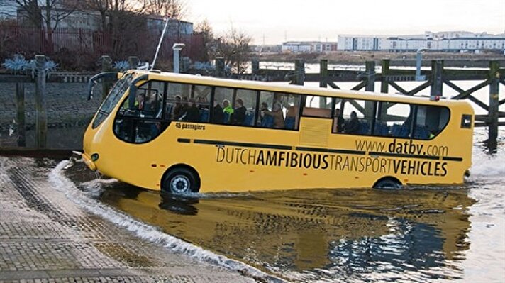 بالصور.. حافلة “برمائية” لحل أزمة المرور في إسطنبول