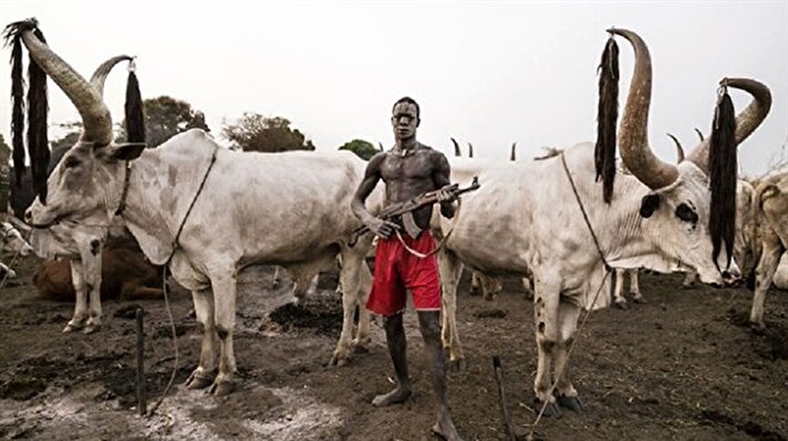 Bu ülkede Başkent Juba'nın kuzeyinde, Nil kıyısında yaşayan Mundari adlı bir kabile bulunuyor. 