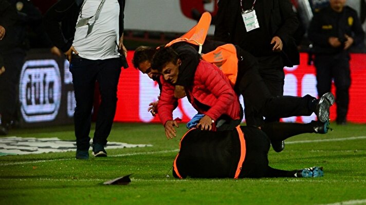 Trabzonspor-Fenerbahçe maçında hakem dövüldü