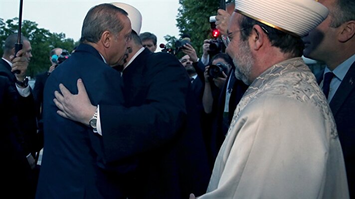 Cumhurbaşkanı Erdoğan'ı muhabbetle kucakladı