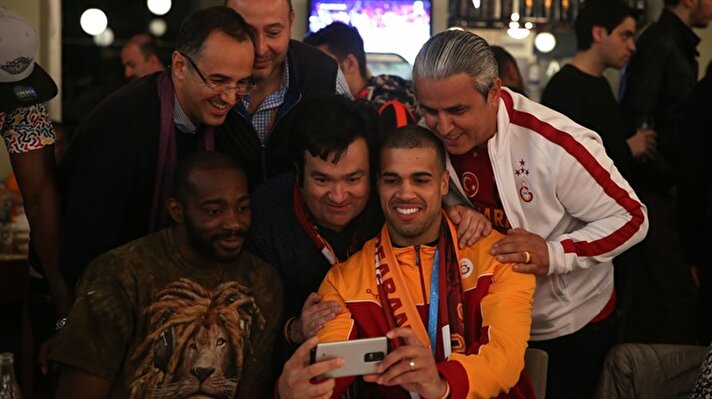 Galatasaraylılar Derneği'nde gerçekleştirilen şampiyonluk eğlencesinde, Galatasaray Kulübü Başkanı Dursun Özbek, yönetim kurulu üyeleri, Galatasaray Odeabank'ın teknik heyeti ve oyuncuları eşleriyle katıldı. 
