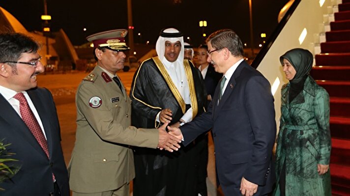 Davutoğlu'nu, Doha Uluslararası Hamad Havalimanında, Türkiye'nin Doha Büyükelçisi Ahmet Demirok ve eşi Arzu Demirok, Katar'ın Ankara Büyükelçisi Salem Mubarek AlShafi ile diğer ilgililer karşıladı. 