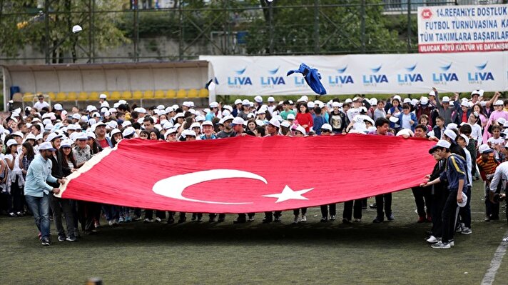 Kağıthane'de "Bin Minik El Bir Ayak" projesi kapsamında, bin 299 öğrenciyle dokunan "en büyük el dokuma Türk bayrağı", 2 bin çocukla oluşturulan Türkiye haritası kareografisinin ortasında sergilendi.