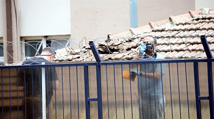 Diyarbakır’da askeri binaya el yapımı patlayıcı atıldı. Olayda ölen ya da yaralanan olmazken, patlayıcının isabet ettiği çatıda delik oluştu.
