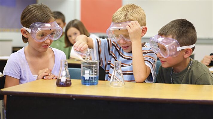 Sınıfta öğrencilerini etkilemek isteyen kimya öğretmeni.