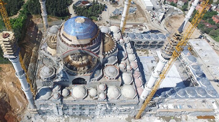 Cumhurbaşkanı Recep Tayyip Erdoğanın başbakanlığı döneminde 6 Ağustos 2013 tarihinde temelleri atılan ve yapımı büyük hızla devam eden Çamlıca Camisi inşaatında sona yaklaşılıyor.