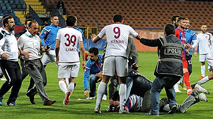 Karabükspor-Elazığspor maçında hakeme saldırı