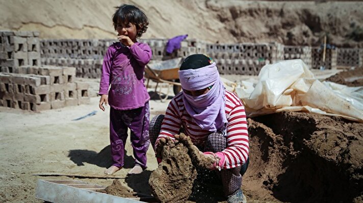 Güvenlik ve ekonomik sorunlar nedeniyle İran'a göç eden Afganlar zor şartlarda çalışarak hayat mücadelesi veriyor