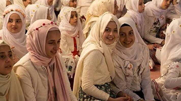 600 children meet at historical Istanbul mosque to pray 