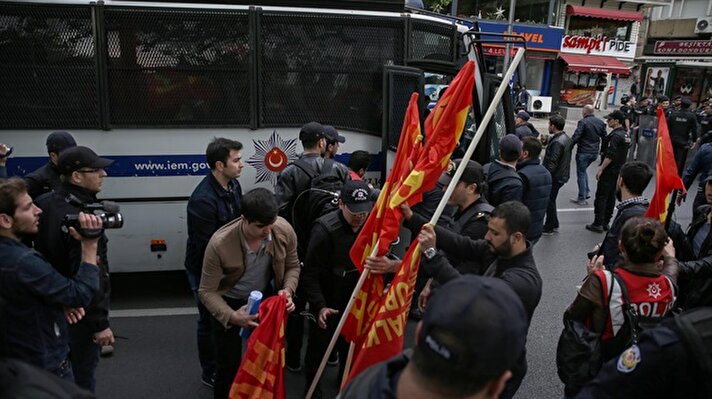 1 Mayıs Emek ve Dayanışma Günü nedeniyle Taksim'e çıkmak isteyen sırt çantalı 6 kişi Piyalepaşa Bulvarında durduruldu.
