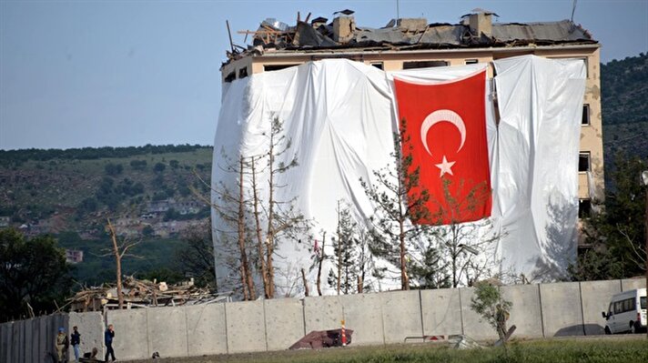 Diyarbakır'ın Dicle İlçesine yaklaşık 1 kilometre mesafede bulunan İlçe Jandarma Komando Taburu'na dün gece saat 21.50 sıralarında teröristler tarafından bomba yüklü araçla saldırı düzenlendi.