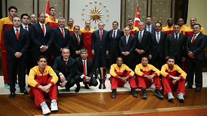  استقبل الرئيس التركي رجب طيب أردوغان، فريق نادي غلطة سراي لكرة السلة، بعد تتويجه ببطولة كأس أوروبا. 
