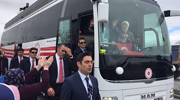 Konyalılar Davutoğlu çiftine büyük bir ilgi gösterirken, ziyaret esnasında objektiflere anlamlı bir kare yansıdı.