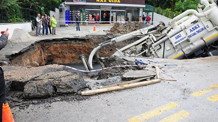 Başkentte park halindeki otomobil, su borusunun patlamasının ardından oluşan çukura düştü.