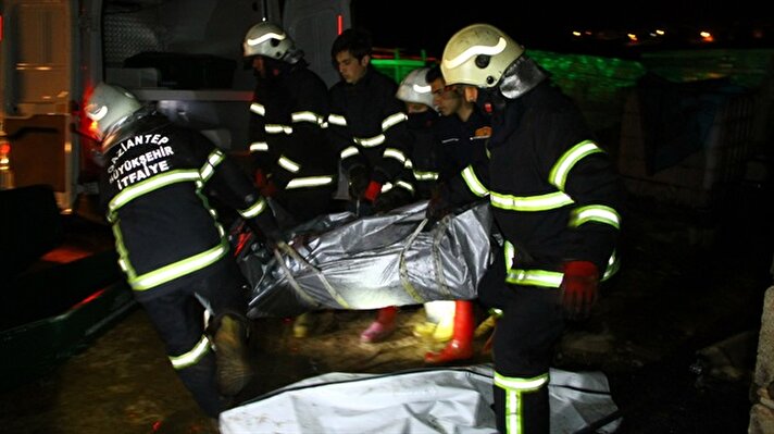  Gaziantep'te bir evde çıkan yangında 7 kişi öldü, bir kişi yaralandı.