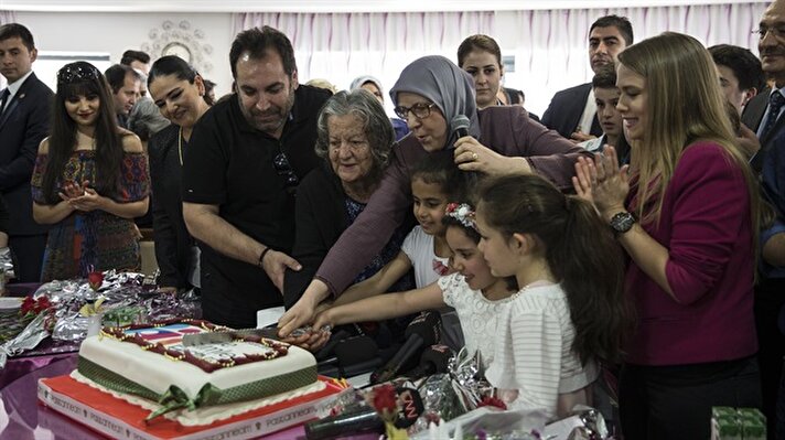  Aile ve Sosyal Politikalar Bakanı Ramazanoğlu, sevgi evlerinde kalan çocuklar ve Seksenler dizisinin oyuncularıyla huzurevini ziyaret etti