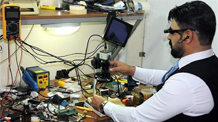 Man from Turkey invents glasses to conceal phone screen 