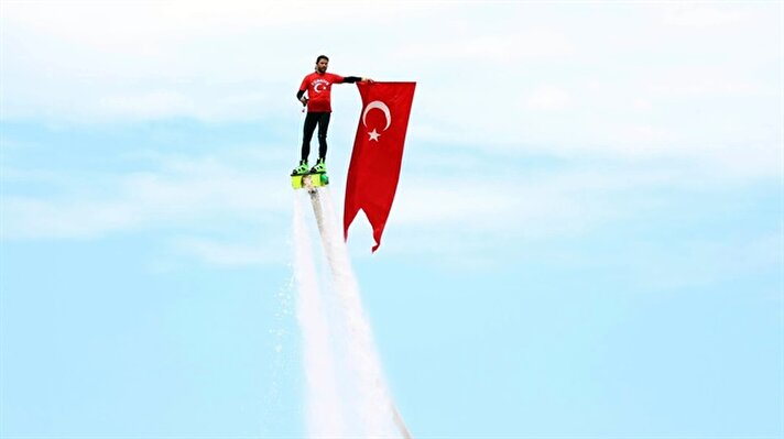 19 Mayıs etkinlikleri kapsamında Samsun’da bulunan su sporcusu Ali Komşusu, flyboard gösterisi ile vatandaşları büyüledi. 