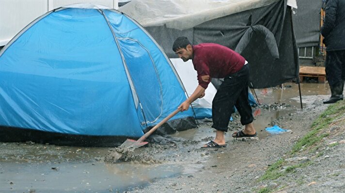 اليونان .. الأمطار الغزيرة تزيد من معاناة سكان مخيم "إيدوميني" للاجئين