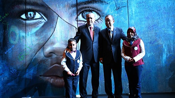 Erdoğan zirve için özel resmedilen tabloyu imzaladı