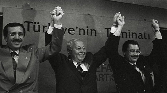 30 Mart 1994 - 

1994 yılında, Ankara ve İstanbul belediyelerini kazanan Refah Partisi'nin genel başkanı Necmettin Erbakan, yerel seçimlerden sonra basın düzenledi. Erbakan, anketlerde Refah partisini düşük gösteren gazetenin anket haberini göstererek "anket soytarıları" tabirini kullandı ve para karşılığı uydurulduğunu öne sürdü