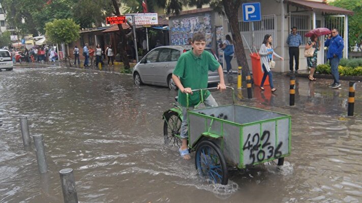  İzmir'de, öğle saatlerinde bastıran sağanak yağmur, yaşamı felç etti
