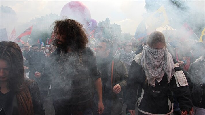 Paris polisi göstericileri gaza boğdu