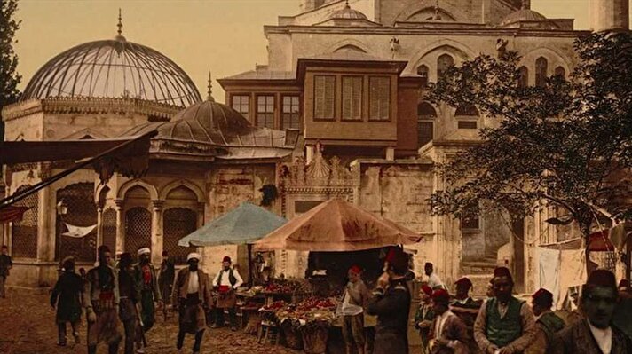 Hilalin Gözlenmesi: Osmanlı'da Ramazan hilalin gözlenmesiyle başlardı. İstanbul'un yüksek yerlerinden kadılığın görevlendirdiği kişiler hilali gözlerdi. Ramazan hilalini gören memurlar Şeyhülislamın huzuruna çıkarak durumu arz ederlerdi. 
