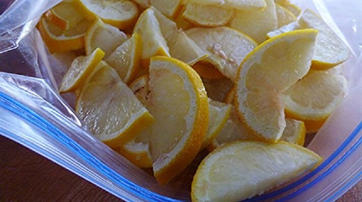 Limonu buz dolabınızın buzluk bölümüne koyuyorsunuz. Donduktan sonra mutfak rendesini alıp limonun tamamını rendeleyebilirsiniz. Soymanız falan gerekmiyor. 