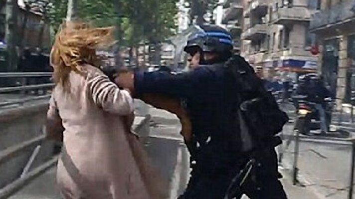 Fransız polisi, gaz bombaları ve kaba kuvvet kullanarak gösterileri sonlandırmaya çalışıyor.