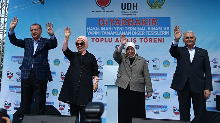 Cumhurbaşkanı Recep Tayyip Erdoğan ve Başbakan Binali Yıldırım, Diyarbakır'da vatandaşlar tarafından sevgi gösterileriyle karşılandı. 