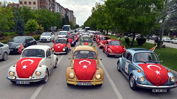 Eskişehir'de, klasik otomobil tutkunları ve öğrenciler tarafından teröre tepki amacıyla "vosvos" olarak bilinen araçlarla "teröre hayır" konvoyu düzenlendi.
