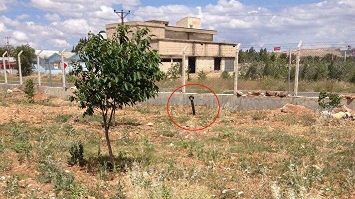 Gaziantep’in Oğuzeli ilçesinde, Gaziantep Havaalanı yakınlarında bulunan lojmanların yanındaki boş arsaya iki roket mermisinin düştüğü bildirildi.