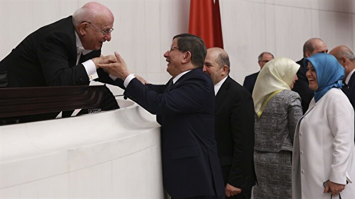 Ahmet Davutoğlu, Meclis Başkanı İsmail Kahraman'la bir süre sohbet etti.