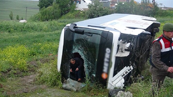 Samsun'a giden 49 yaşındaki Ali Erden, yönetimindeki 34 UCC 39 plakalı yolcu otobüsü, Çorum-Ankara karayolunun 18'inci kilometresinde yağışlı havanın da etkisiyle sürücüsünün direksiyon kontrolünü yitirmesi sonucu yoldan çıkıp bariyerleri aşarak tarlaya uçtu.