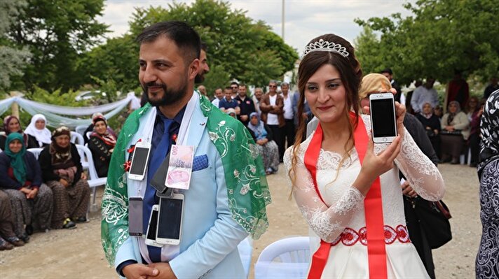 Nevşehir'de telefon satışı ve tamiri yapan esnafın düğün töreninde, davetliler damada altın yerine 10 akıllı telefon hediye etti.