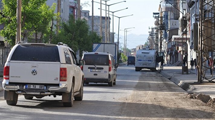 Yüksekova İlçesi'ndeki sokağa çıkma yasağının bugünden itibaren 06.00-20.00 saatleri arasında kaldırılmasının ardından halk ilçeye dönmeye başladı.