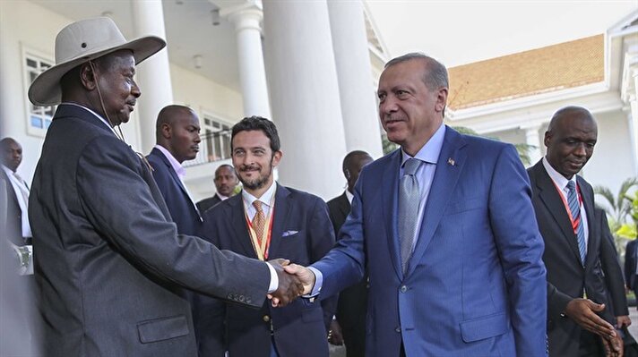Cumhurbaşkanı Recep Tayyip Erdoğan, resmi bir ziyaret için geldiği Uganda'da, Cumhurbaşkanı Yoweri Museveni tarafından resmi törenle karşılandı.