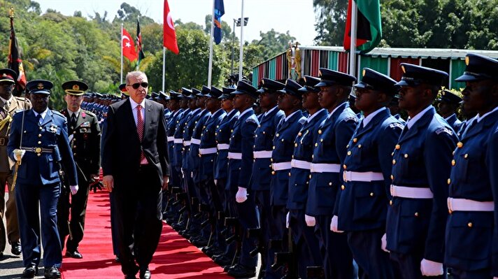 Cumhurbaşkanı Recep Tayyip Erdoğan, ​resmi ziyaret için bulunduğu Kenya'da Cumhurbaşkanı Uhuru Kenyatta tarafından resmi törenle karşılandı.