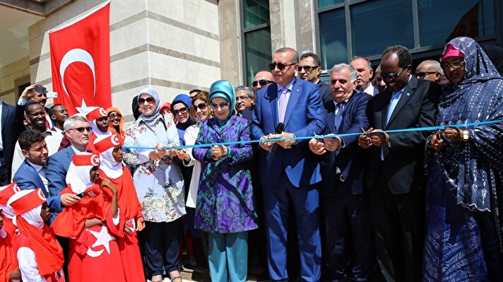 Açılışta, Cumhurbaşkanı Erdoğan'ın eşi Emine Erdoğan, Somali Cumhurbaşkanı Mahmud'un eşi Qamar Omar Ali ve Dışişleri Bakanı Mevlüt Çavuşoğlu da yer aldı.