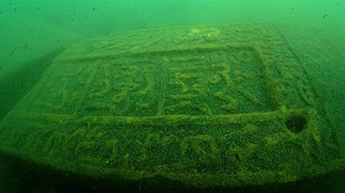 Van Gölü zeminindeki araştırmalarda Selçuklu dönemine ait mezar taşlarının kullanıldığı iskele bulundu.