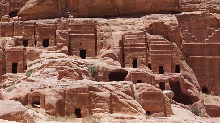 Bir kanyonda gizlenmiş Ürdün'deki Petra Antik Kenti, yaklaşık 2 bin 400 yıllık gizemli tarihiyle turistleri kendine çekmeye devam ediyor. 
