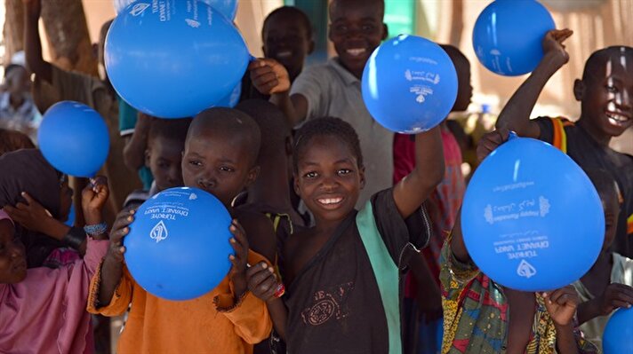 Dünyanın en fakir ülkelerinin bulunduğu Afrika'da, kısıtlı imkanlarla yaşam mücadelesi veren ailelerin çocukları, Türkiye başta olmak üzere bazı ülkelerden gelen yardımlar ve kendileri için hazırlanan balon ve şekerlerle mutlu oluyor.